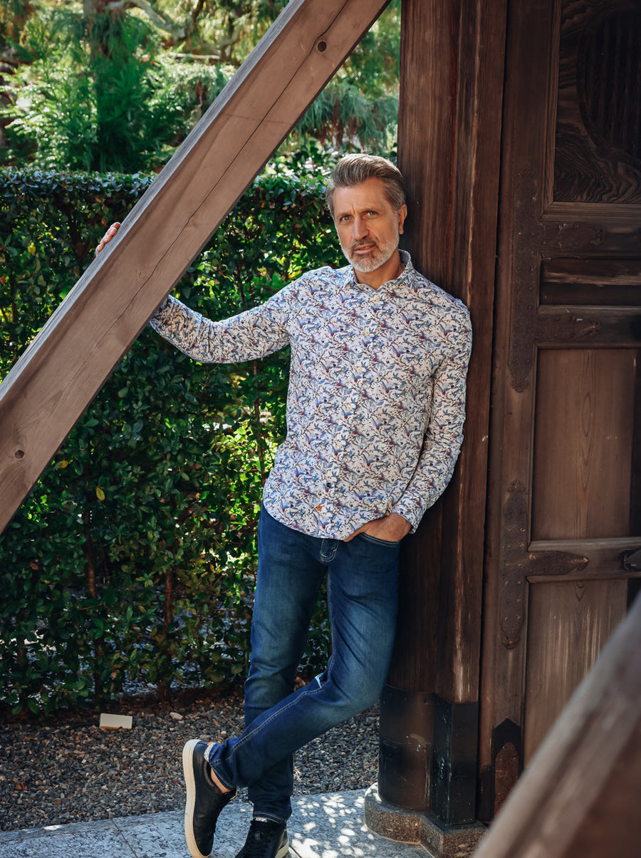 Chemise à motifs sur fond blanc — photo lifestyle officielle