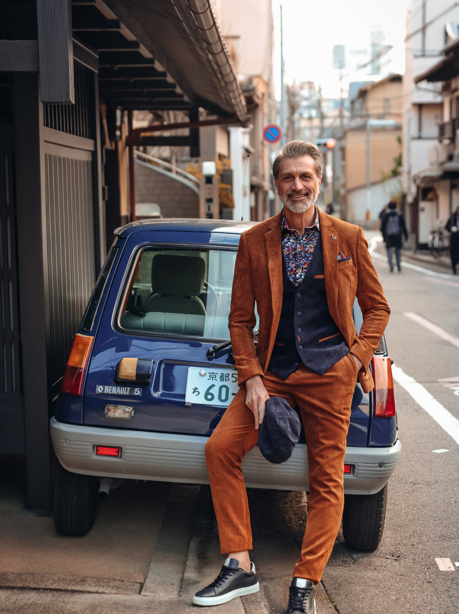 Veston côtelé cognac — photo lifestyle officielle