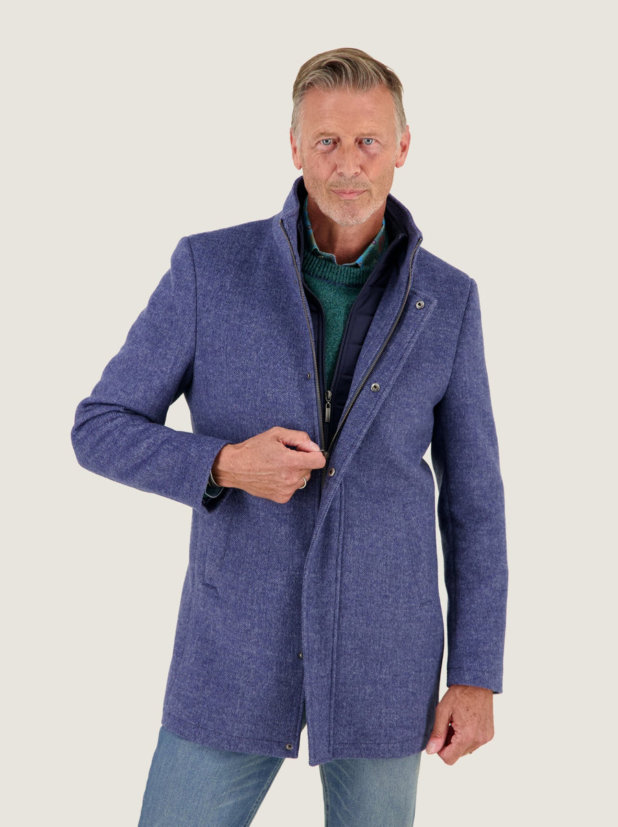 Manteau en lainage bleu denim — porté