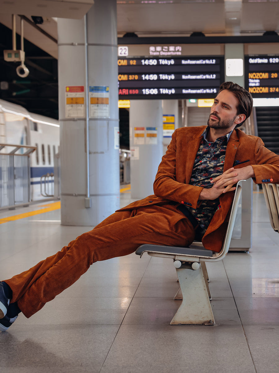 Pantalon côtelé cognac — photo lifestyle officielle