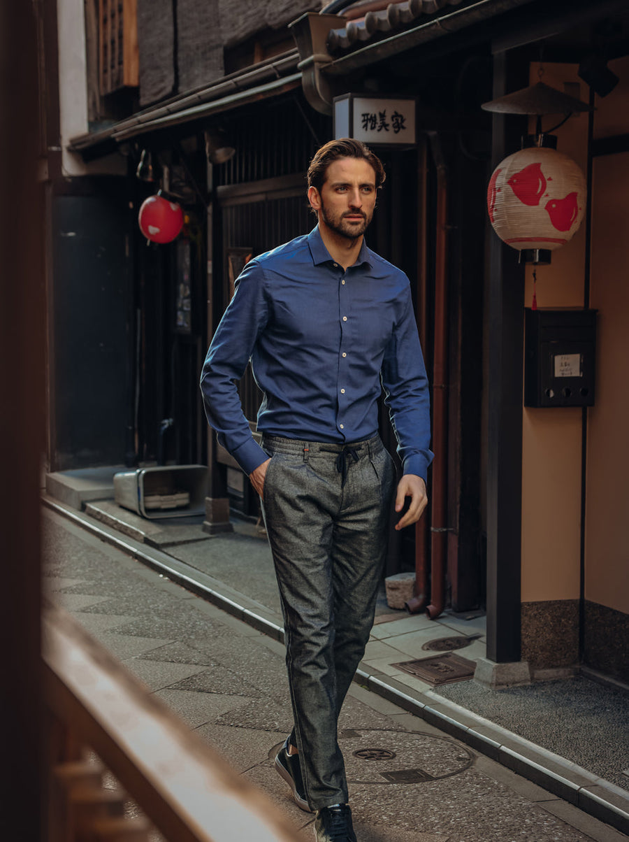Pantalon chino marine — photo lifestyle officielle